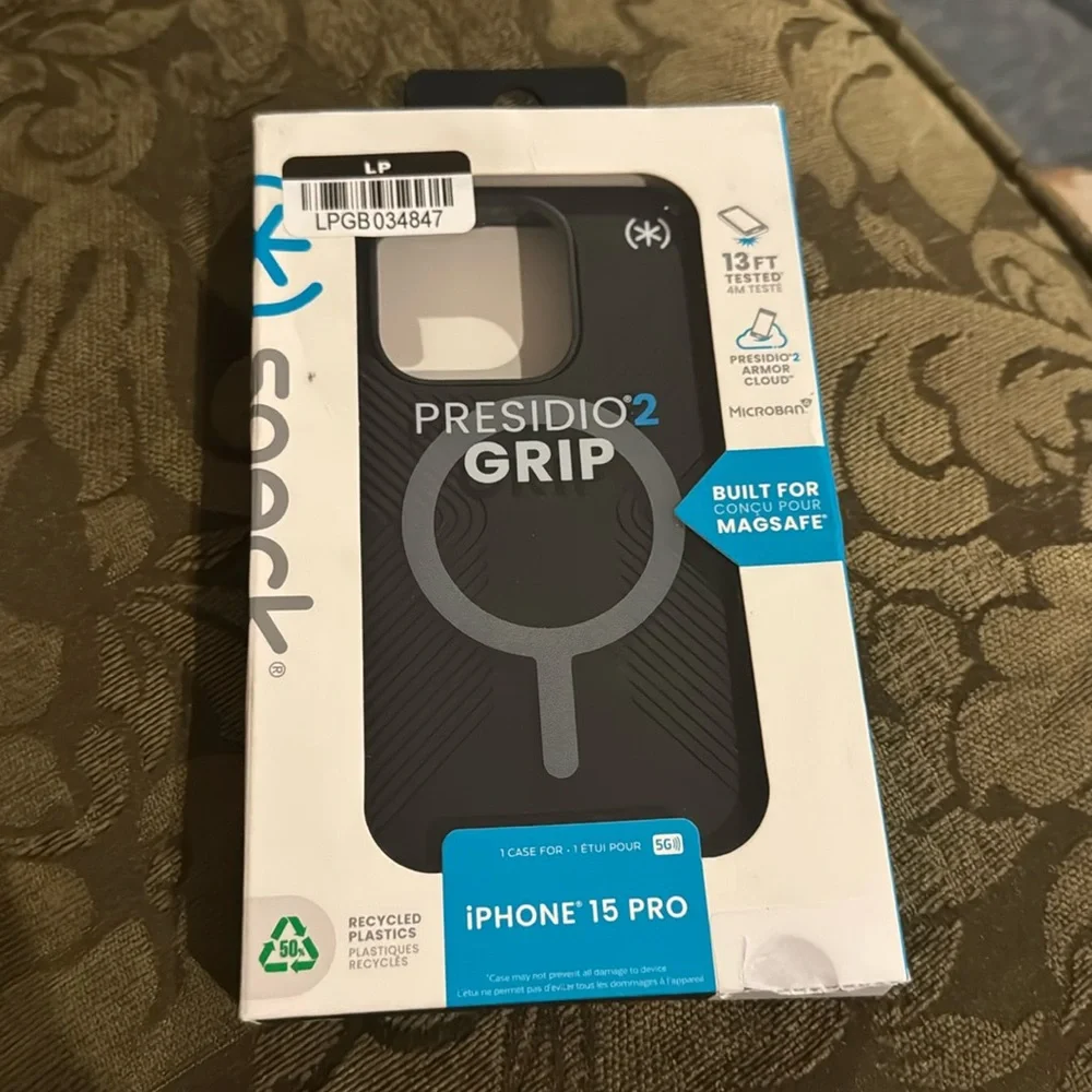 Speck presidio2 Grip iPhone 15 pro. Built for MagSafe